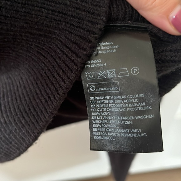 H&M black cropped sweater, size Small - Picture 3 of 3
